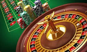 Antarmuka menu utama aplikasi juara100 menampilkan opsi deposit, penarikan, pertandingan langsung, dan permainan kasino